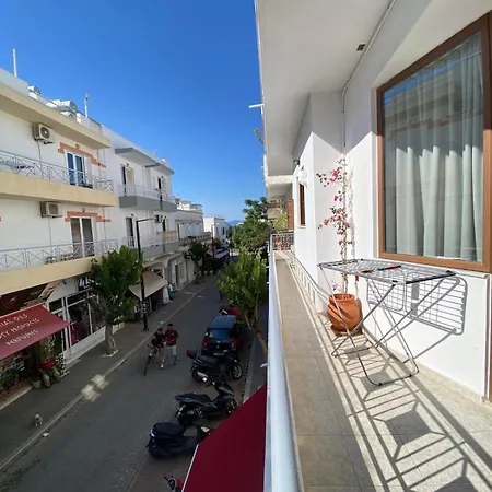 Bougainvillea House, Old Town Apartman *